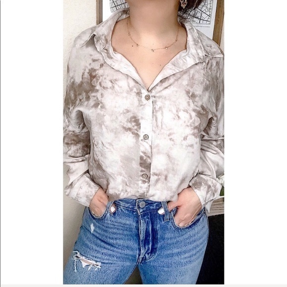 Neutral Tie-dye Button Up Blouse‎ - Picture 2 of 3